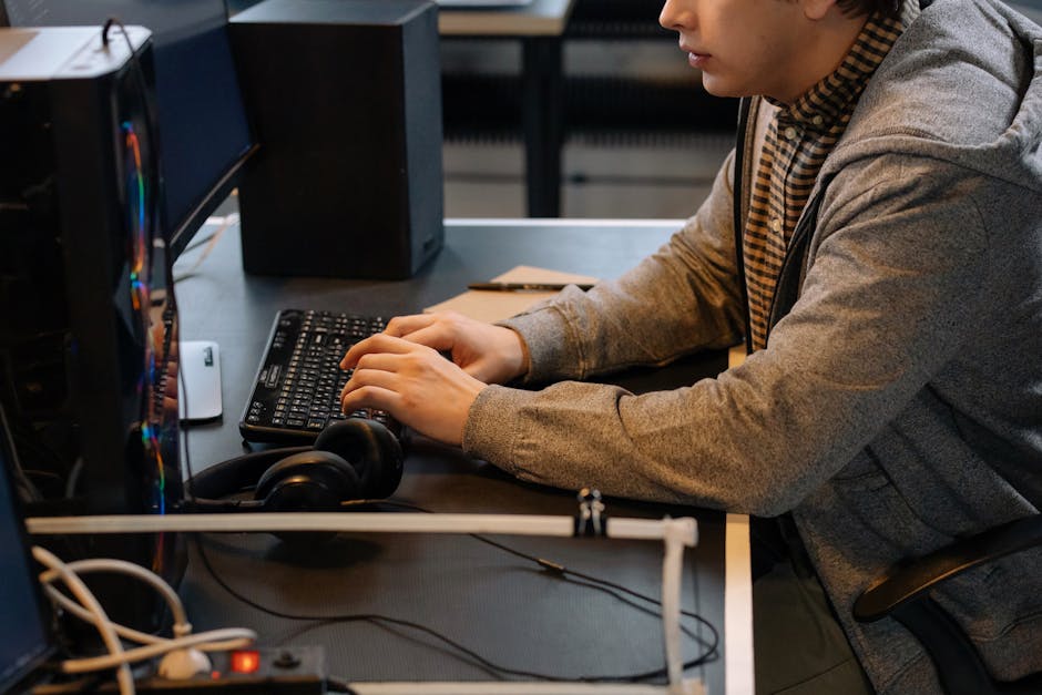 Moderne Arbeitsumgebung mit digitalen Schnittstellen und grünen Pflanzen